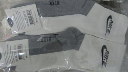 В Челябинской области задержали партию контрафактных наушников и носков