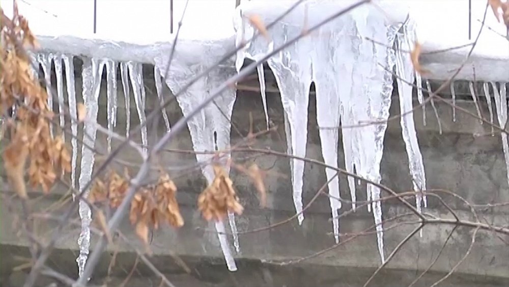 Осторожно — сосульки! Как не стать жертвой?