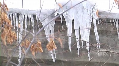 Осторожно — сосульки! Как не стать жертвой?