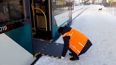 В Челябинске продолжают работу по обустройству современных трамвайных остановок