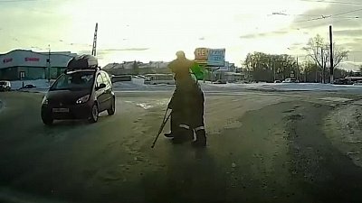 Магнитогорец бросил машину на дороге, чтобы помочь пешеходу на костылях