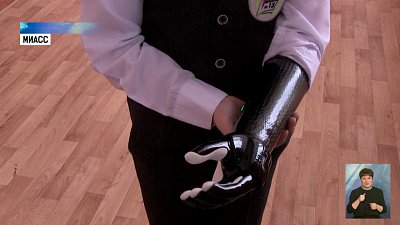 Школьник из Миасса осваивает киберпротез