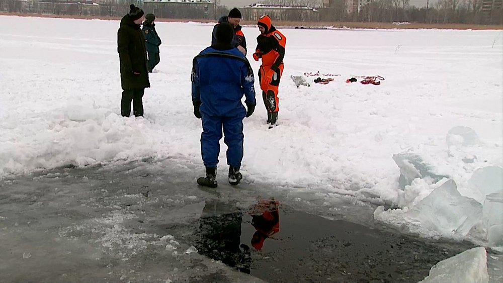 Как спастись, если провалился под лед?