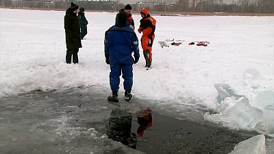 Как спастись, если провалился под лед?