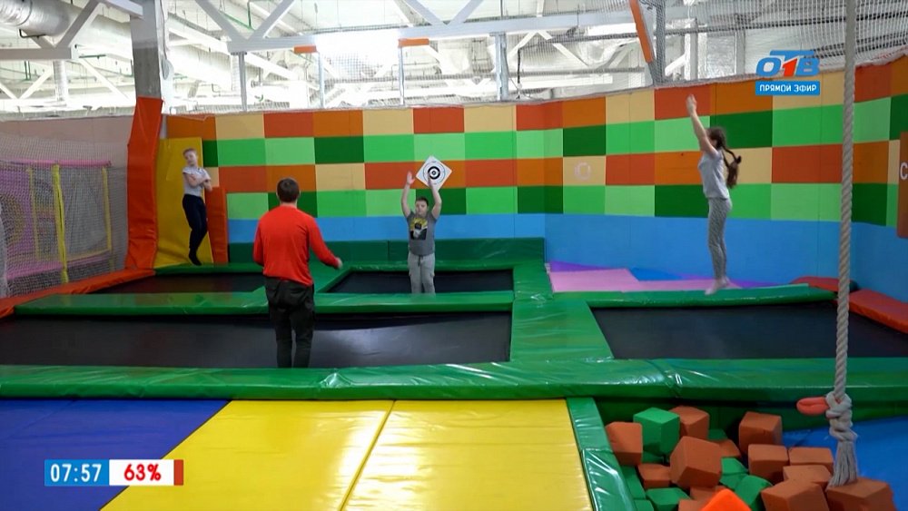 Батут-антистресс в сюжете «Подзарядка на батутах»