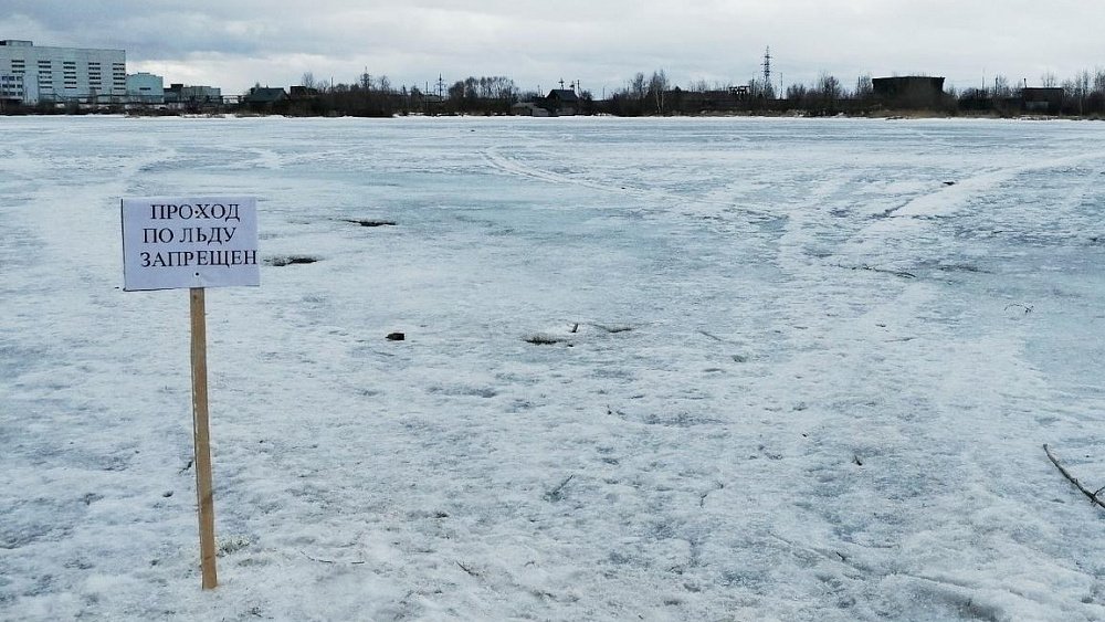 В центре Челябинска мужчина провалился под лед на реке Миасс