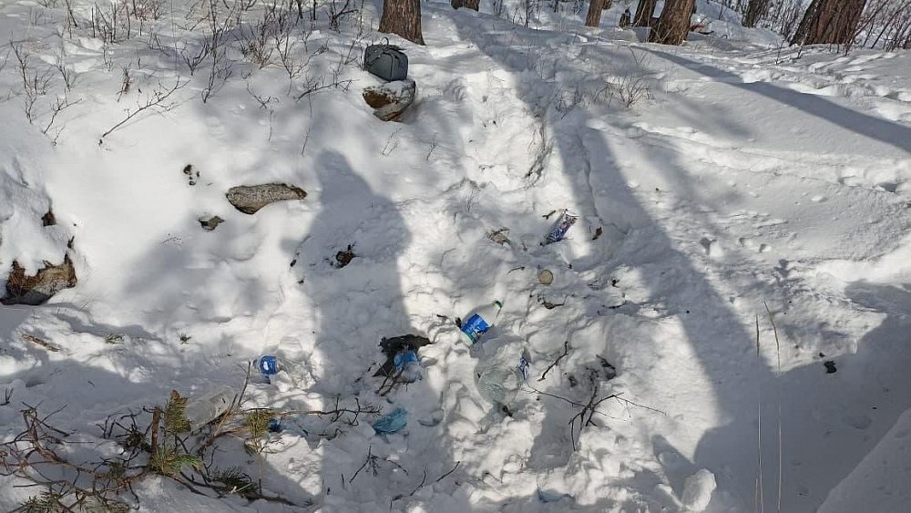 Волонтеры устроили субботник на озере Кисегач