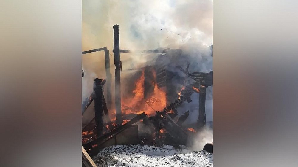 В Челябинской области пожар уничтожил жилой дом и автомобиль