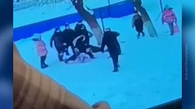 Двое школьников избили одноклассницу