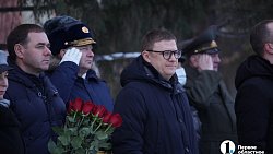 В Челябинске Алексей Текслер возложил цветы к Вечному огню