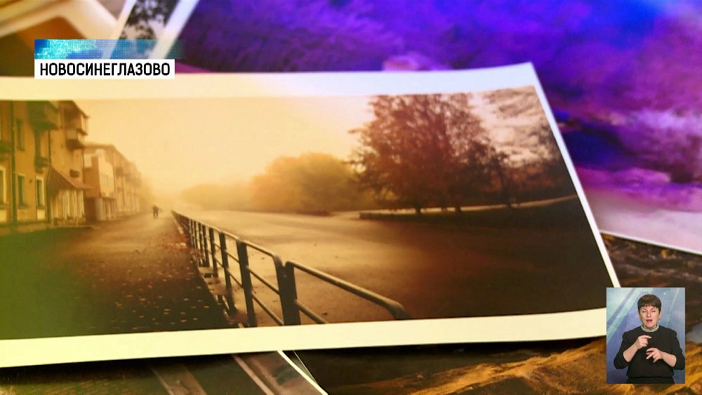 Слабовидящая девушка делает фотоснимки