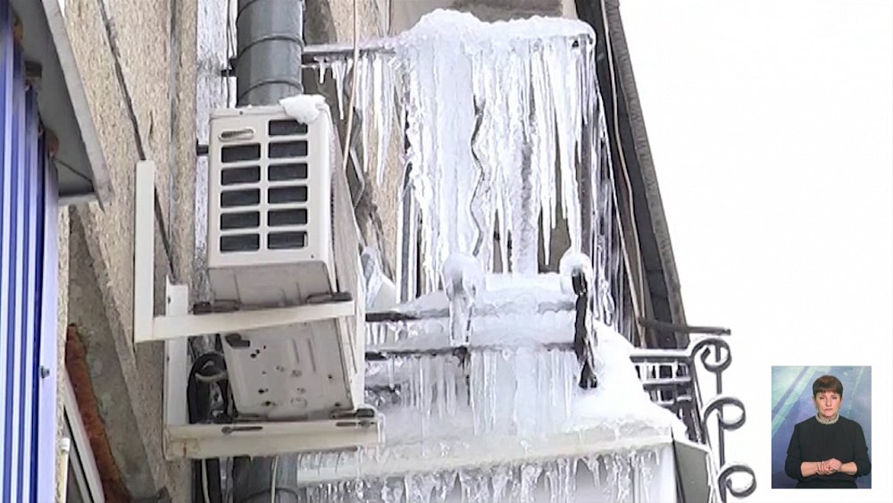 Осторожно — сосульки! Как не стать жертвой?