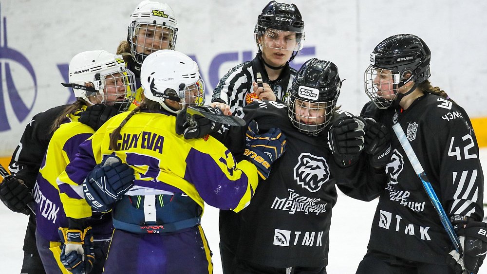 Хоккеистки челябинского клуба «Белые медведицы» дважды уступили «МСМО 7.62» в чемпионате ЖХЛ