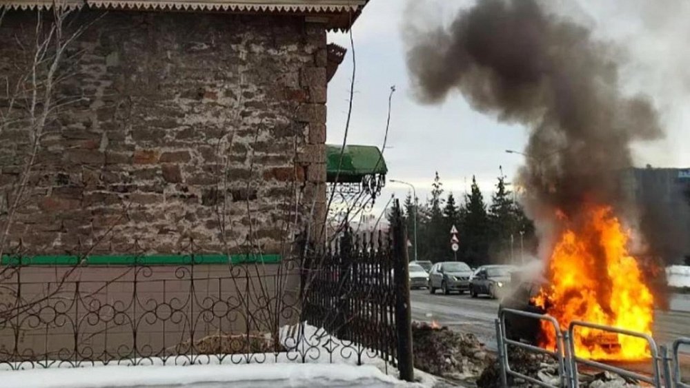 В Челябинске у старинной усадьбы Рябинина загорелся автомобиль