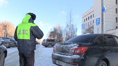 Сотрудники ГИБДД проводят рейд на парковках Миасса