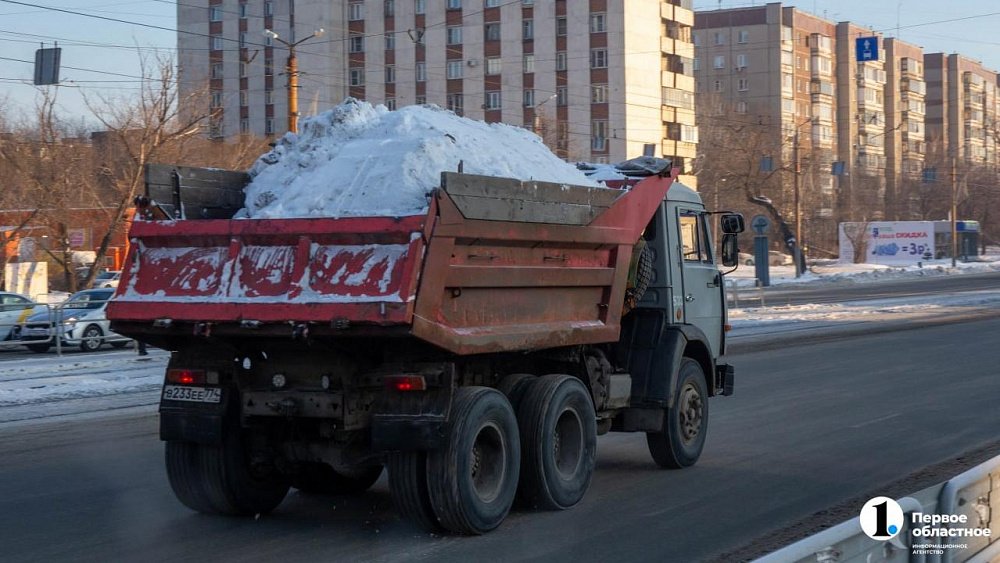 В Челябинске дорожники пустили все силы на уборку снега с обочин и парковок