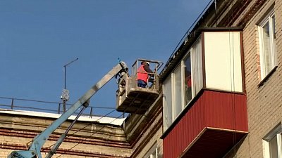 В Челябинске убирают снежные кучи и сосульки