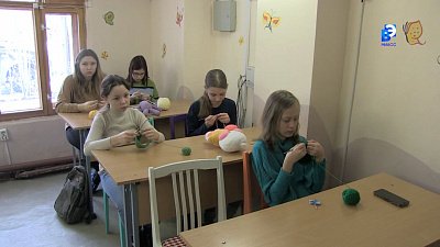 Мастерица обучает девочек вязанию