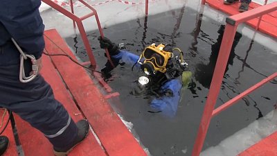 Водолазы ищут опасный предмет на дне карьера