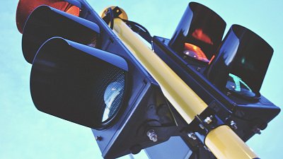 Водители Челябинска жалуются на штрафы за проезд под камерами на желтый сигнал светофора