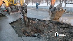 В центре Челябинска ограничили движение транспорта из‑за провала асфальта