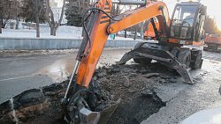 В центре Челябинска ограничили движение транспорта из‑за провала асфальта