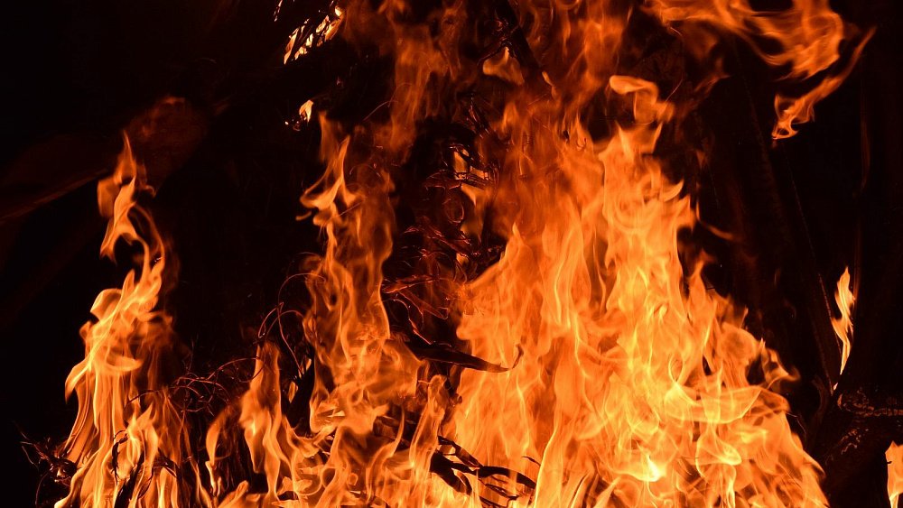 В Челябинской области мужчину госпитализировали после пожара в квартире