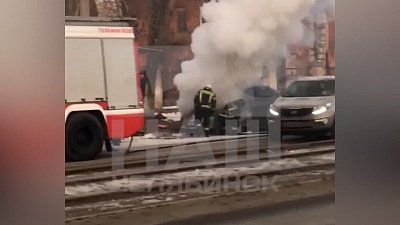 В Челябинске легковой автомобиль загорелся на дороге
