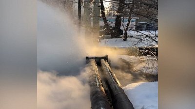 Фонтан из теплотрассы в Челябинске попал на видео