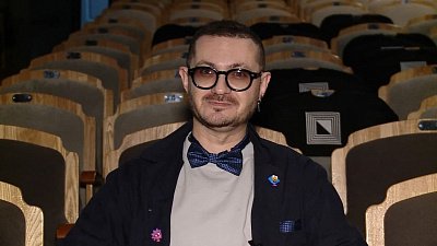 Директор Камерного театра поздравил прекрасных дам с Международным женским днем