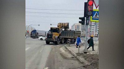 С улиц Челябинска продолжают вывозить снег