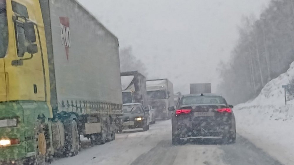 Под Миассом на участке федеральной трассы автомобили собрались в многокилометровую пробку
