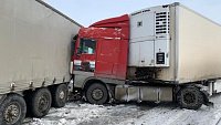 На трассе в Челябинской области столкнулись четыре фуры и легковушка