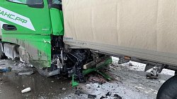 На трассе в Челябинской области столкнулись четыре фуры и легковушка