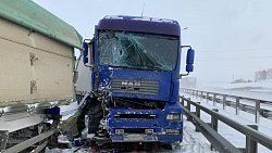 На трассе в Челябинской области столкнулись четыре фуры и легковушка