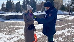 Полицейские вышли на улицы Челябинска с цветами и подарками для женщин