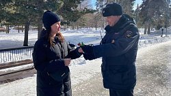 Полицейские вышли на улицы Челябинска с цветами и подарками для женщин