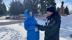 Полицейские вышли на улицы Челябинска с цветами и подарками для женщин