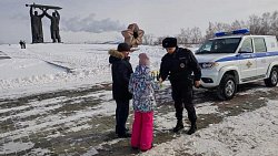 Полицейские вышли на улицы Челябинска с цветами и подарками для женщин