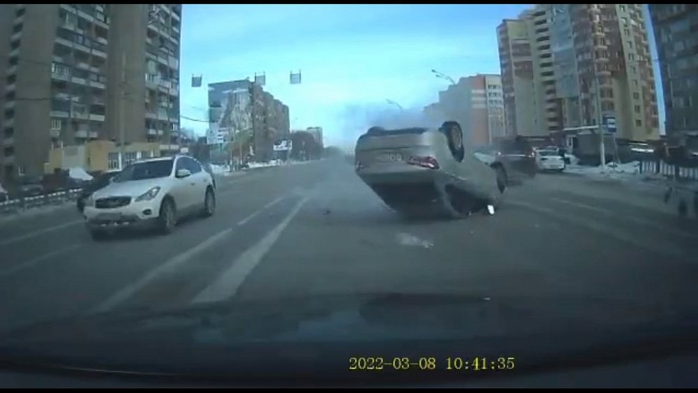 В Магнитогорске в массовом ДТП перевернулась легковушка