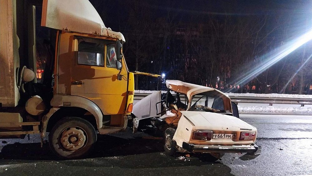 В Челябинске 19-летний водитель легковушки погиб в ДТП с грузовиком