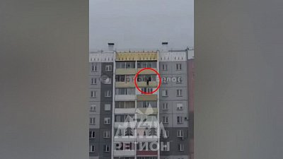 Очевидцы сняли на камеру опасные игры детей на балконе в Магнитогорске