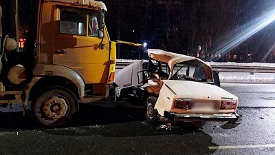 В Челябинске в ДТП с грузовым автомобилем погиб человек