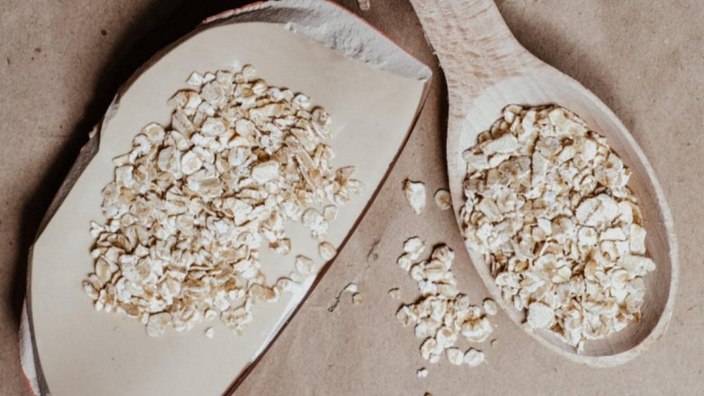 От зуда и сухости кожи помогают овсяные хлопья