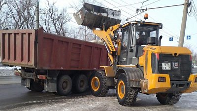 В Челябинске продолжают устранять последствия снегопада
