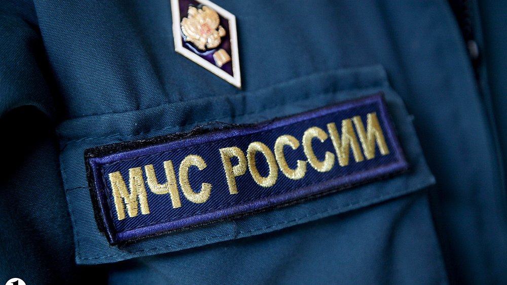 Спасатели эвакуировали замерзшую пару со льда озера Чебаркуль