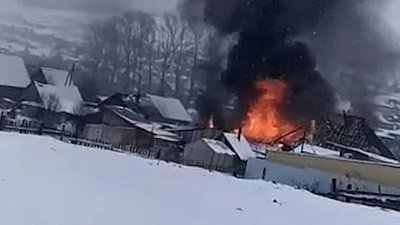 В Сатке полностью сгорел дом на двух хозяев: видео очевидцев