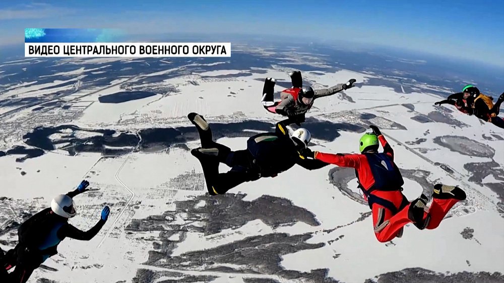 Парашютисты поздравили женщин с 8 марта