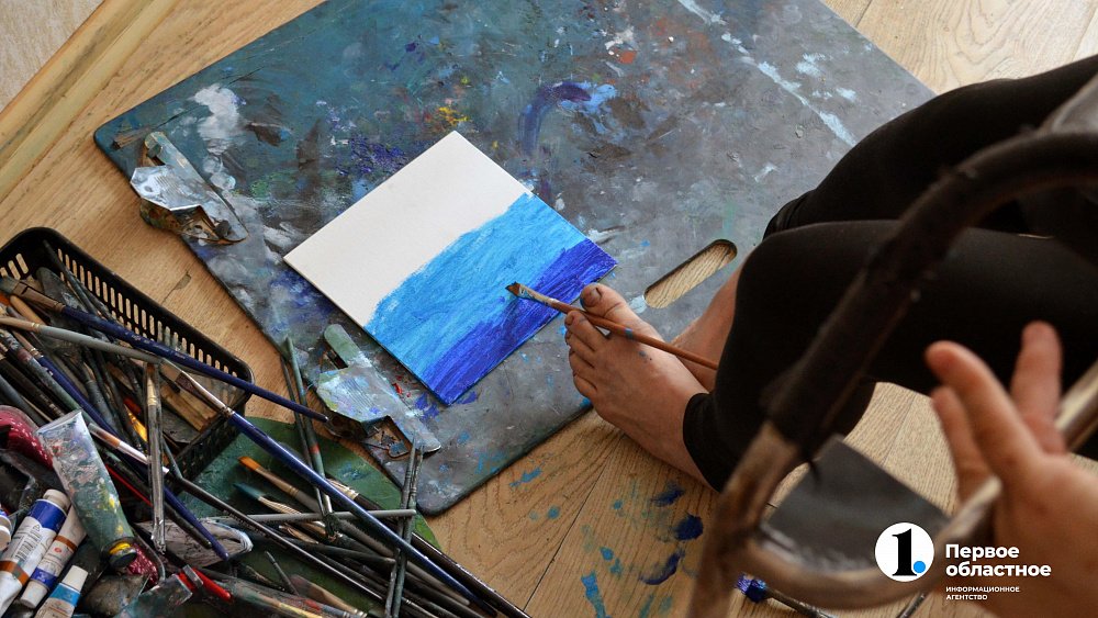 «Я самый счастливый человек»: челябинка с ДЦП пишет уникальные картины ногами