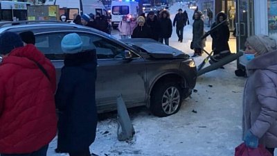 В Челябинске автомобиль насмерть сбил женщину на остановке «Поселок Бабушкина»